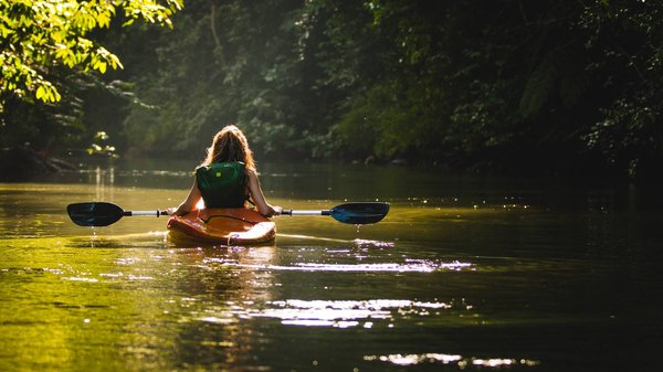 Quelles activités propose un camping naturiste près d'une rivière ?