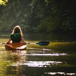 Quelles activités propose un camping naturiste près d’une rivière ?