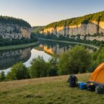 Quels sont les accessoires et vêtements indispensables pour un camping au bord d’une rivière aux Eyzies ?